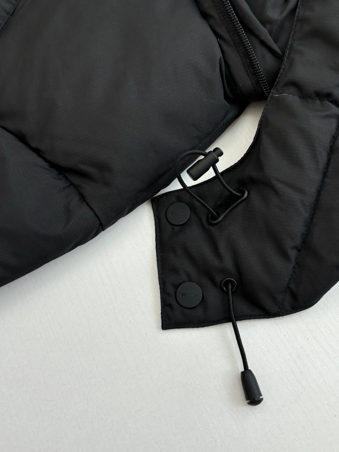 P970 Rah Laure*/Ralph Lauren solid color classic red label pony embroidered hooded down jacket. The nylon fabric has good windproof and waterproof properties, which can effectively block the intrusion of wind and rain from the outside and keep the interior dry. It is suitable for wearing in humid or rainy environments. The chest label uses an imported MEO embroidery machine. It first scans the original pattern and then uses high-quality silk thread to make a pattern. The density effect is adjusted by continuous pattern making. Detachable: Equipped with detachable nylon, users can easily disassemble or install it according to weather changes or personal preferences, which is both practical and convenient. Exquisite details: the zipper design is simple and elegant, easy to operate; the closing design of the cuffs and hem effectively prevents the intrusion of cold wind, improving the warmth and comfort of wearing. It uses 90 white duck down with a weight of 260g to ensure excellent thermal insulation performance. After strict screening and processing, the velvet is not easy to get drilled, ensuring durability. The overall wiring is straight and delicate, the fabric is comfortable and soft, and the color is consistent without color difference. It can be matched with the same style to create a fashionable look and control various occasions. Customized accessories, complete with three standards, same style for men and women!  Size: S/M/L/XL/XXL